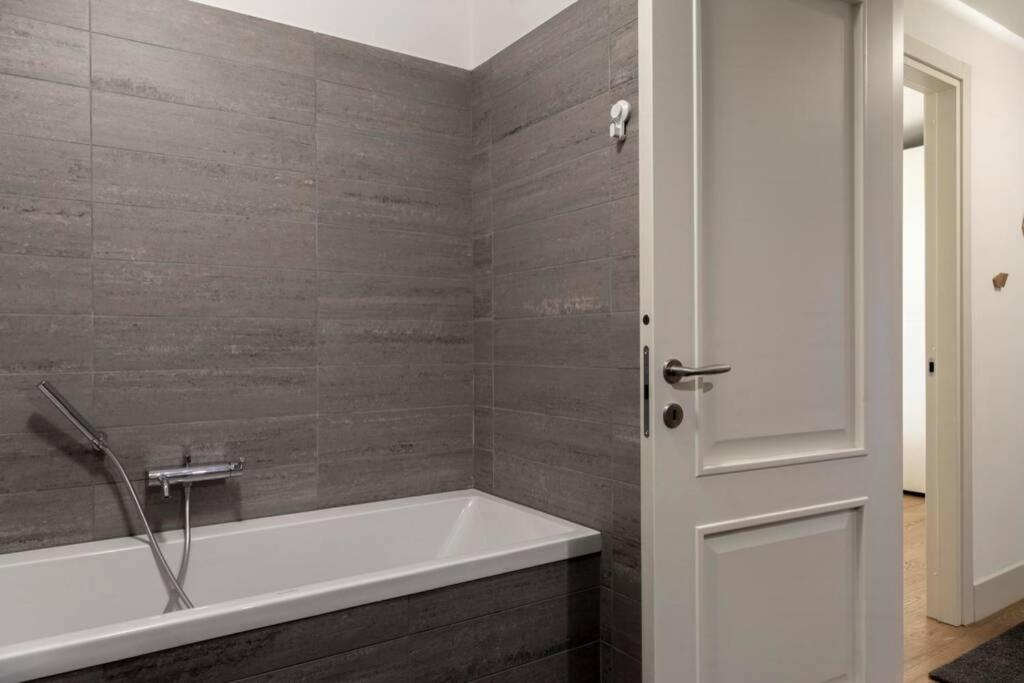 Palazzo Tergesteo Tirabora Suite Apartments Trieste Eksteriør bilde